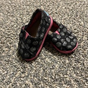 Infant TOMS shoes.